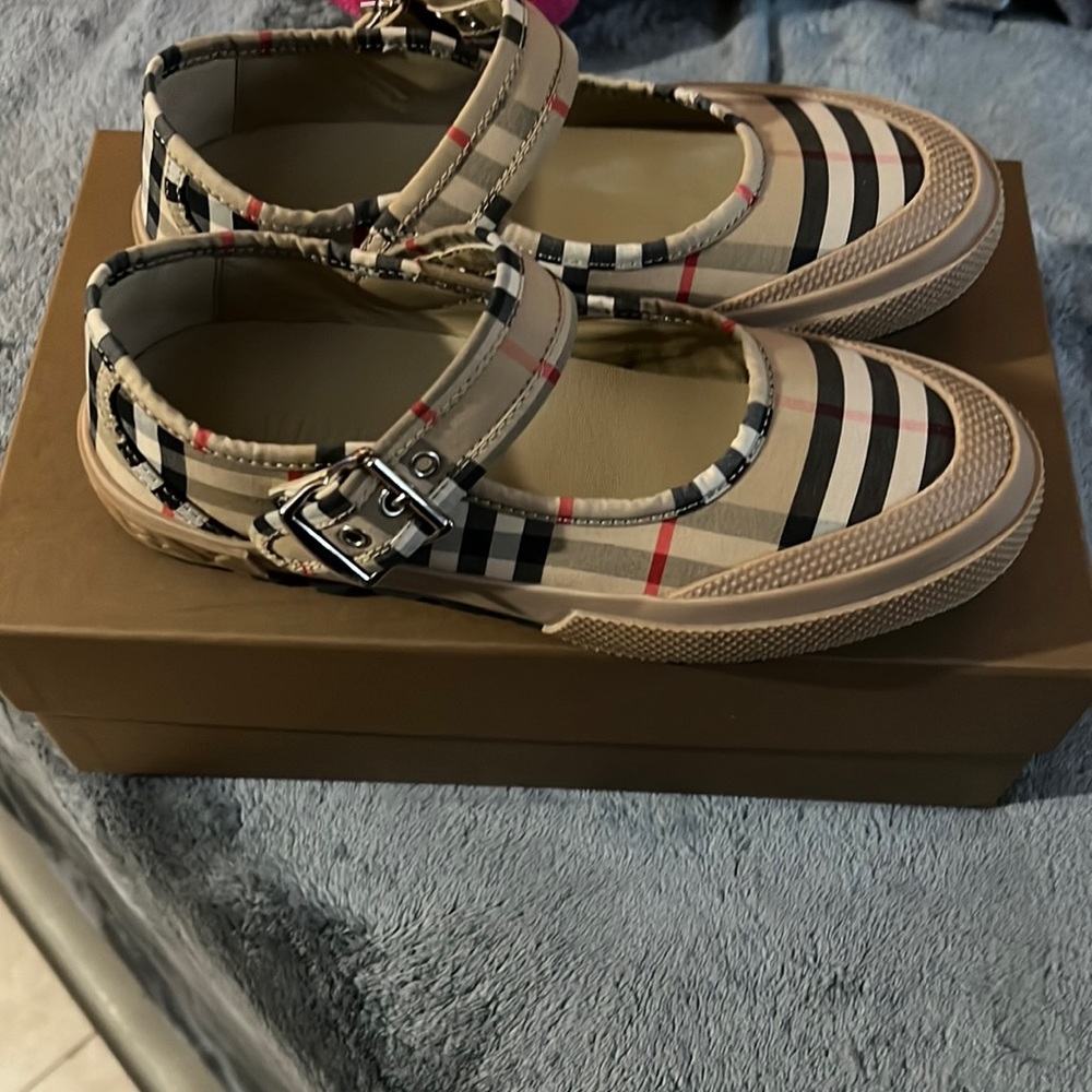 Burberry Mary Jane Size 36.5(6 in women)
